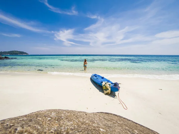 Donna con un kayak su una spiaggia isolata nel mare delle Andamane, Koh Lipe — Foto Stock