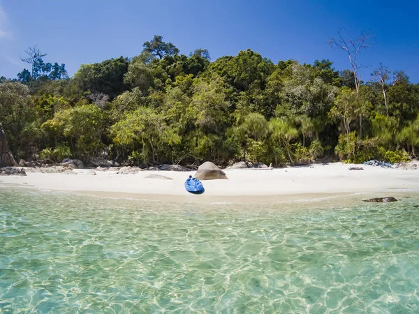 Vista subaquática dividida da praia tropical — Fotografia de Stock