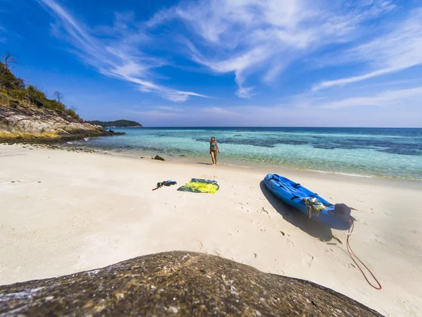 Donna con un kayak su una spiaggia isolata nel mare delle Andamane, Koh Lipe — Foto Stock