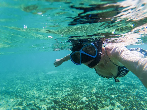 Kvinna med en undervattens selfie medan snorkling i crystal cl — Stockfoto