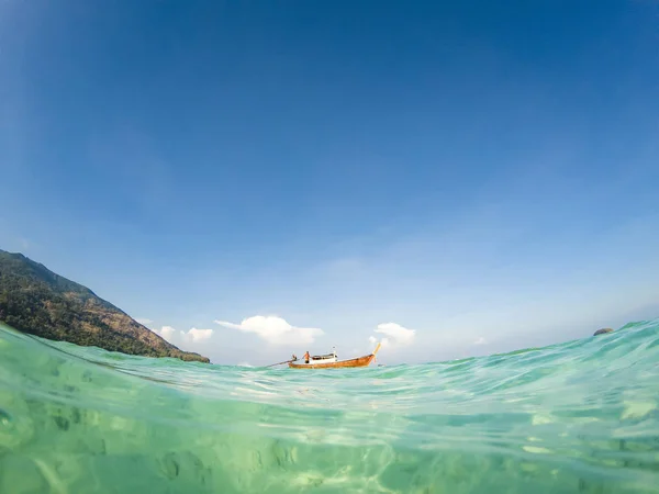 Long Tail Boot im andamanischen Meer -Thailand Urlaubskonzept — Stockfoto
