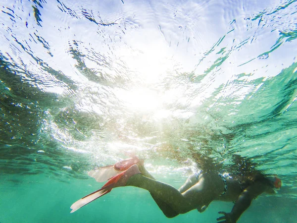 Mulher snorkeling em águas tropicais cristalinas — Fotografia de Stock