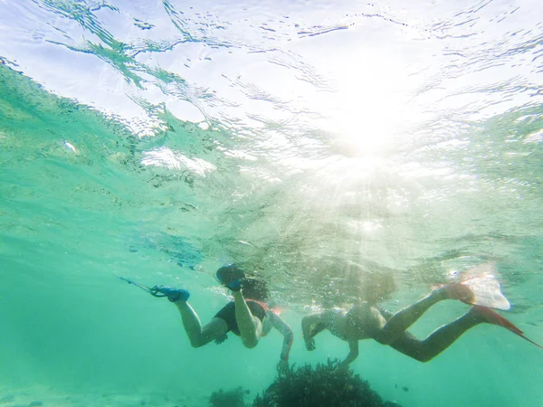 Coppia snorkeling in acque tropicali cristalline — Foto Stock