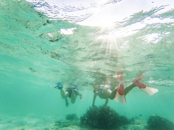 Casal snorkeling em águas tropicais cristalinas — Fotografia de Stock