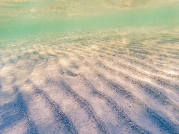 Tropikalny niebieski ocean z białym piaskiem podwodne tło-LuXu — Zdjęcie stockowe