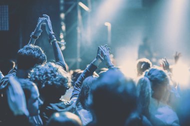 Konserde tezahürat yapan kalabalık - müzik festivali