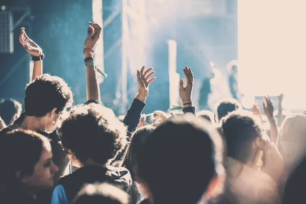 Jubelnde Menge mit erhobenen Händen bei Konzert - Musikfestival — Stockfoto