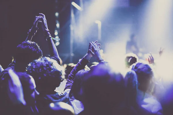 Bersorak kerumunan dengan mengangkat tangan di konser-festival musik — Stok Foto