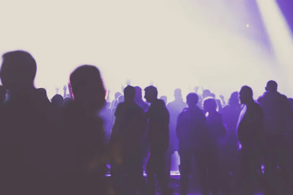 Juichende menigte met opgeheven handen bij concert - muziekfestival — Stockfoto