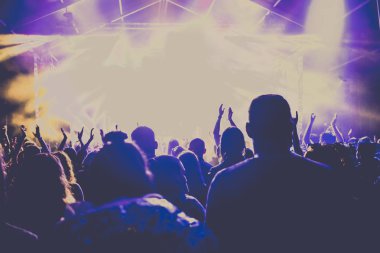 Konserde tezahürat yapan kalabalık - müzik festivali