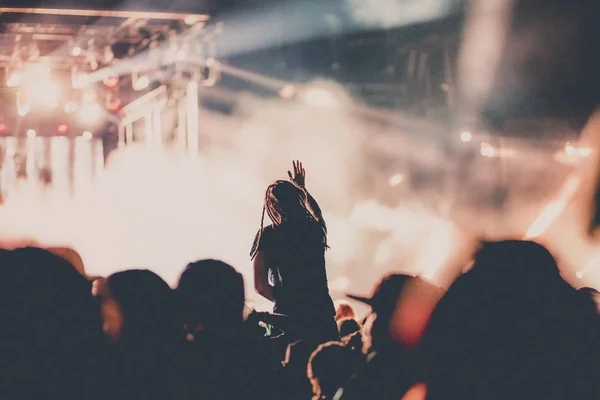 Torcendo multidão com as mãos levantadas no concerto - festival de música — Fotografia de Stock