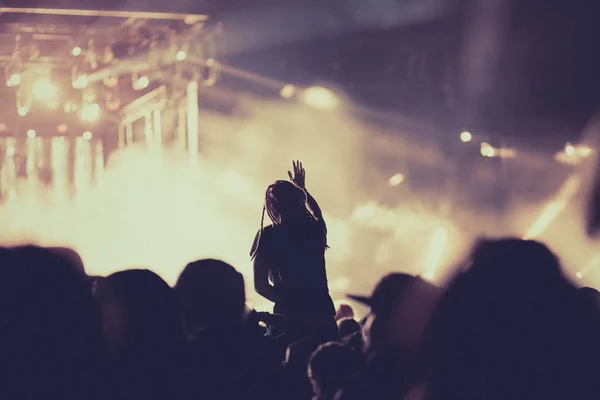 Dopingujący tłum z podniesionymi dłońmi na koncercie - festiwal muzyczny — Zdjęcie stockowe