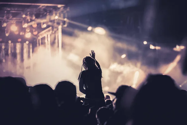 Dopingujący tłum z podniesionymi dłońmi na koncercie - festiwal muzyczny — Zdjęcie stockowe