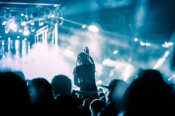 Jublande publik med upphöjda händer på konsert - musikfestival — Stockfoto