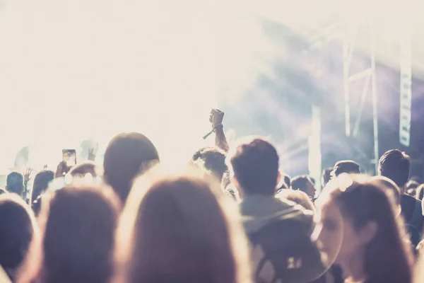 Веселий натовп з піднятими руками на концерті - музичний фестиваль — стокове фото