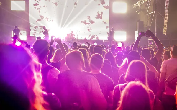 Jublande publik med upphöjda händer på konsert - musikfestival — Stockfoto