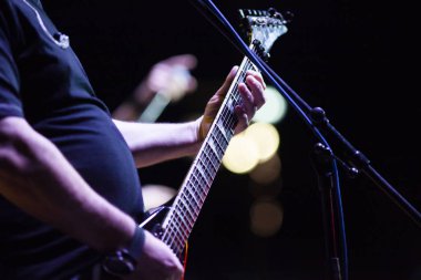 Konser sırasında sahneye gitarist