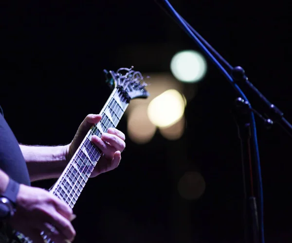 Konser sırasında sahneye gitarist — Stok fotoğraf