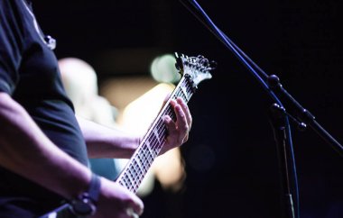 Konser sırasında sahneye gitarist
