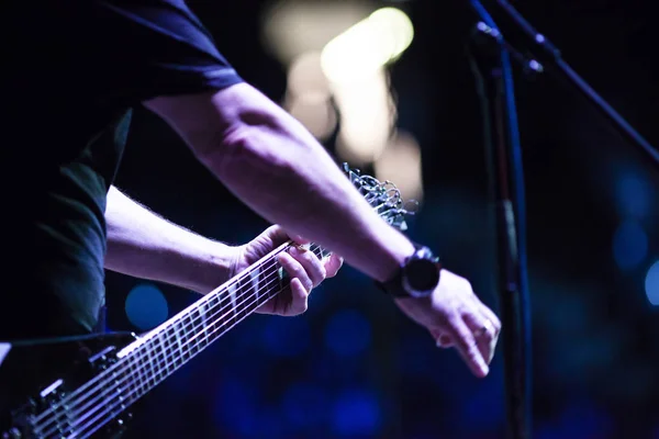 콘서트 중 무대에서 기타리스트 — 스톡 사진