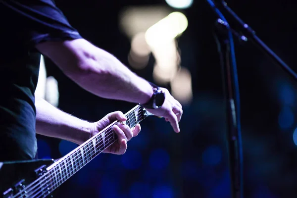 Gitarist på scenen under konserten – stockfoto