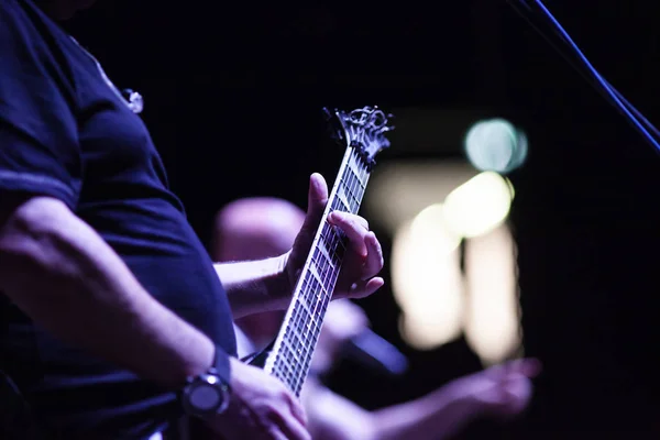Gitarristen på scenen under konserten — Stockfoto