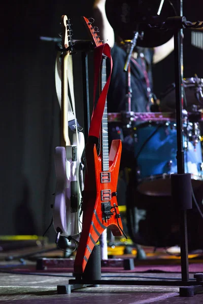 舞台灯光下的复古吉他手 — 图库照片