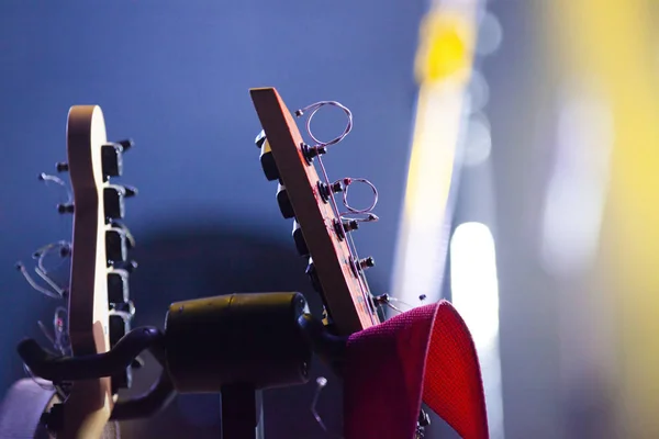 Guitarras retro em luzes de palco — Fotografia de Stock