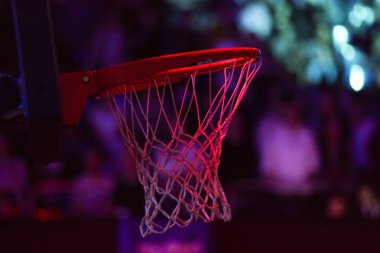Kırmızı neon ışıklarda basketbol potası - oyun günü 