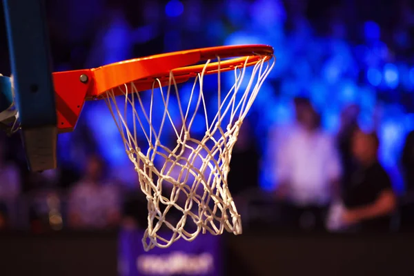 Kırmızı neon ışıklarda basketbol potası - oyun günü — Stok fotoğraf