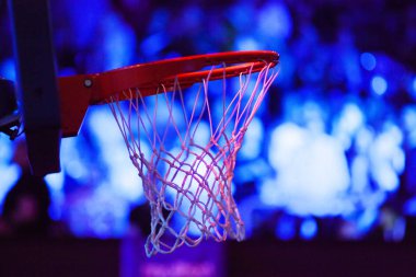 Kırmızı neon ışıklarda basketbol potası - oyun günü 