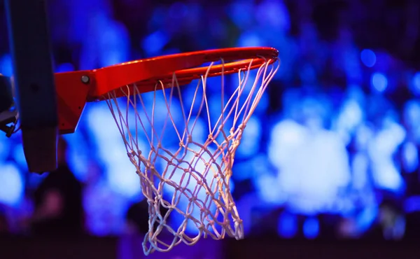 赤いネオンライトでバスケットボールのフープ-ゲームデー — ストック写真