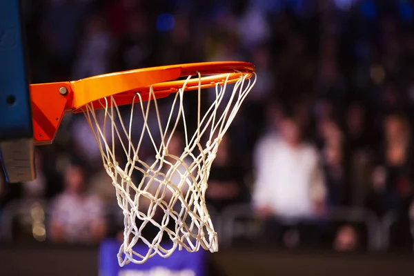 Canestro da basket in rosso luci al neon - giornata di gioco — Foto Stock