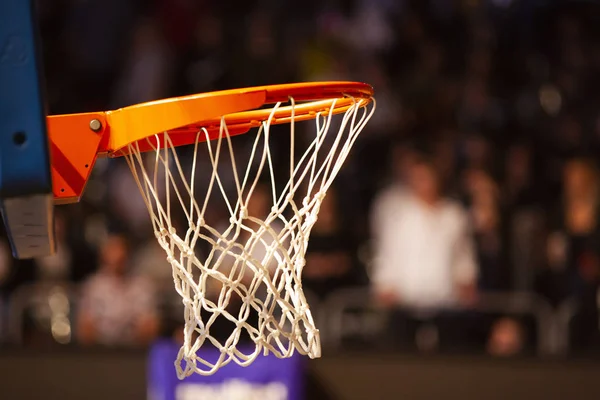 Canestro da basket in rosso luci al neon - giornata di gioco — Foto Stock