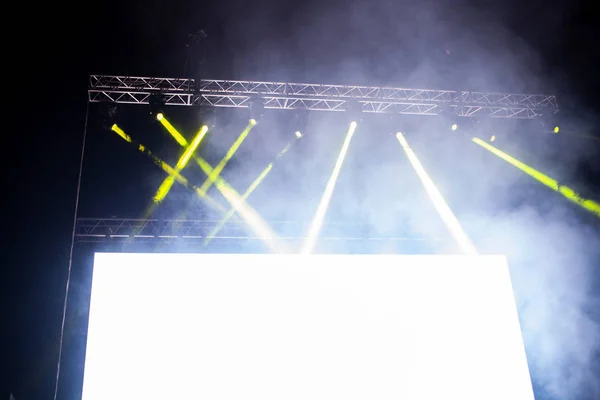 Placa branca vazia com espaço de cópia e luzes de palco - banner para — Fotografia de Stock