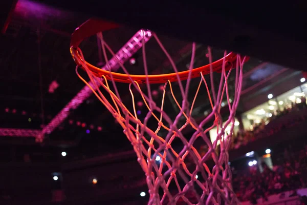 Aro de baloncesto en luces de neón rojo en la arena deportiva durante el juego —  Fotos de Stock