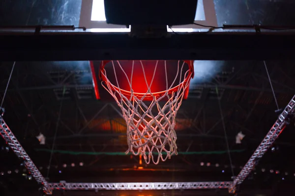 ゲーム中にスポーツアリーナで赤いネオンライトでバスケットボールフープ — ストック写真