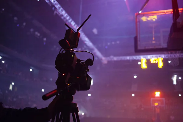 Professionell kamera Filmning basket match live in Sports Arena — Stockfoto