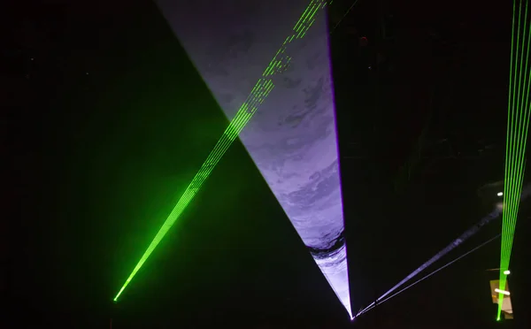 Luzes futuristas. Antecedentes cyberpunk. Lasers abstratos brilham — Fotografia de Stock