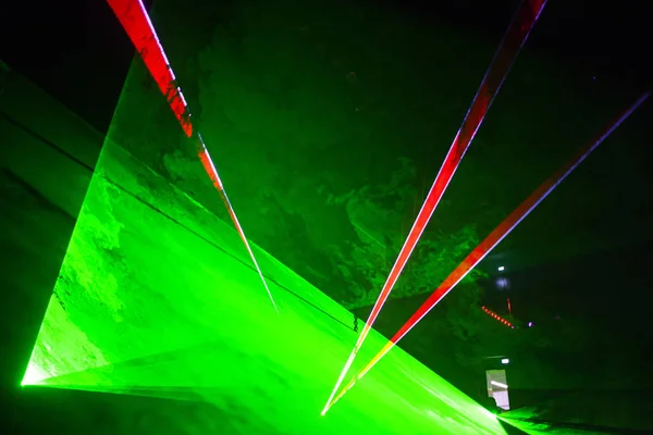 Luzes futuristas. Antecedentes cyberpunk. Lasers abstratos brilham — Fotografia de Stock