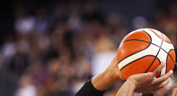 Баскетболист стреляет тремя очками — стоковое фото