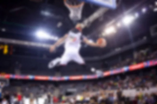 Rozmazaný obraz basketbalového hráče během slam dunk — Stock fotografie