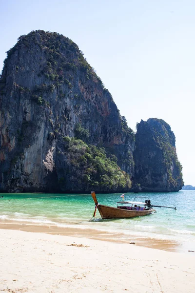 Barco de cola larga en la playa del ferrocarril Krabi —  Fotos de Stock