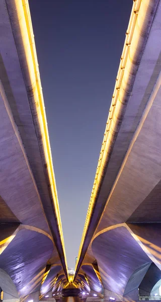 Абстрактное фото линий моста ночью — стоковое фото