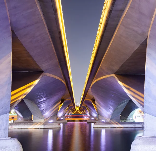La foto abstracta de las líneas del puente por la noche — Foto de Stock