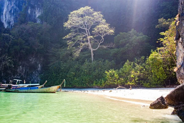 Longtail boot op het prachtige strand Koh Hong Island, Thailand — Stockfoto