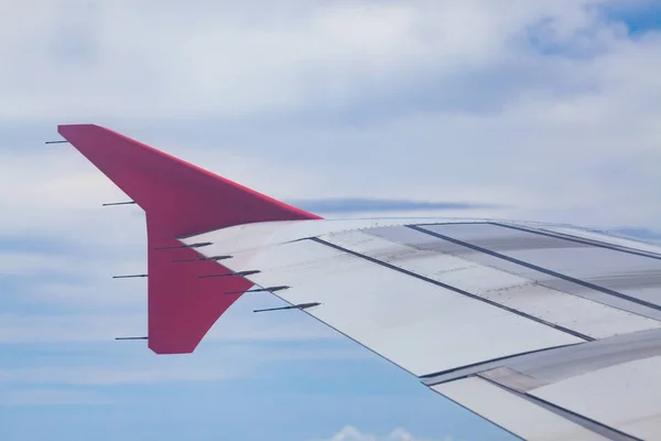 Asas de avião rosa no céu azul - conceito de liberdade e viagem — Fotografia de Stock