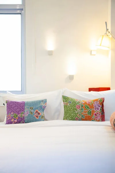 Łóżko z kolorowymi poduszkami-Przytulna sypialnia — Zdjęcie stockowe
