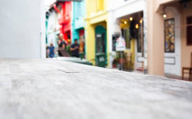 Ahşap masa ve arka planda bulanık sokak manzarası