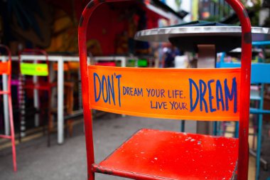 hayatınızı hayal etmeyin, hayalini yaşamak - mesaj arka 